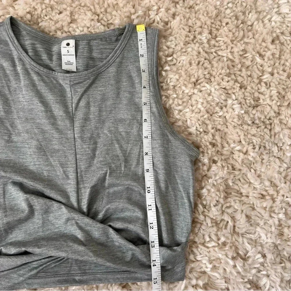 Yogalicious women’s crop tank top with twist front. - Picture 3 of 6